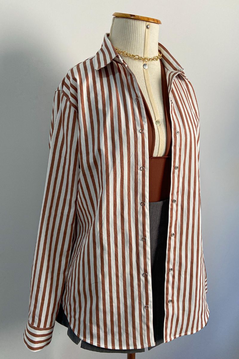 Camisa Máxi Conforto Listras Branco e Marrom