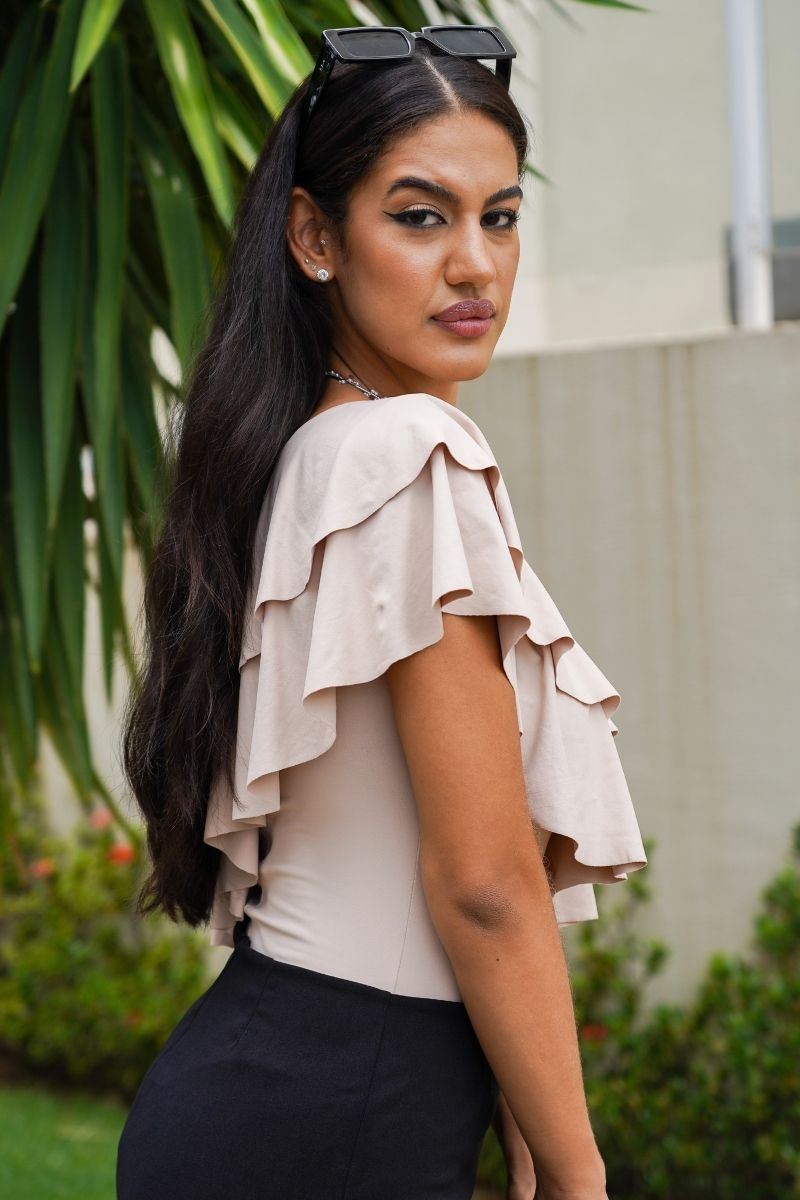 Body Camadas Um Ombro Marfim