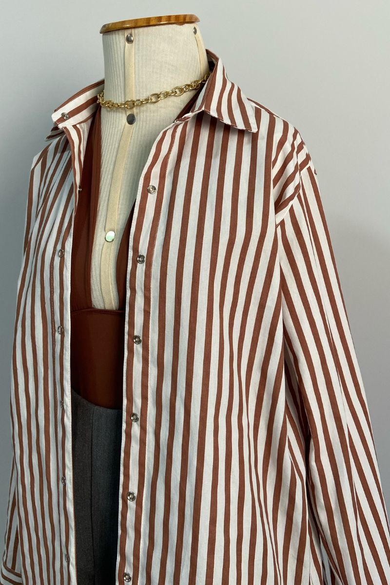 Camisa Máxi Conforto Listras Branco e Marrom