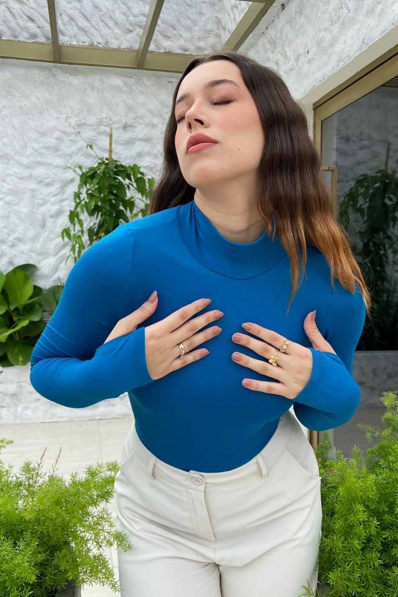 Body Essencial Manga Longa Gola Alta Azul