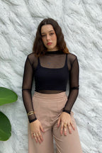 Blusa Tule Manga Longa e Gola com Top Preta