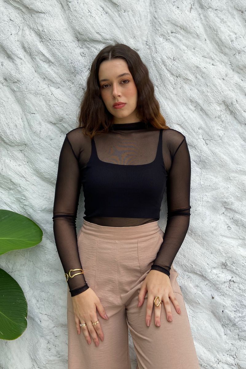 Blusa Tule Manga Longa e Gola com Top Preta