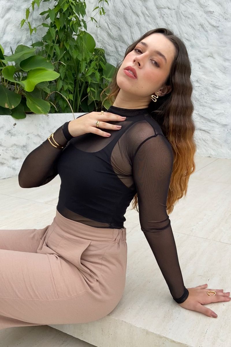 Blusa Tule Manga Longa e Gola com Top Preta